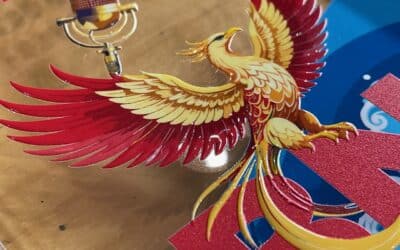 Fabrication d’un trophée BNI en plexiglas : impression UV, embossage et vernis brillant