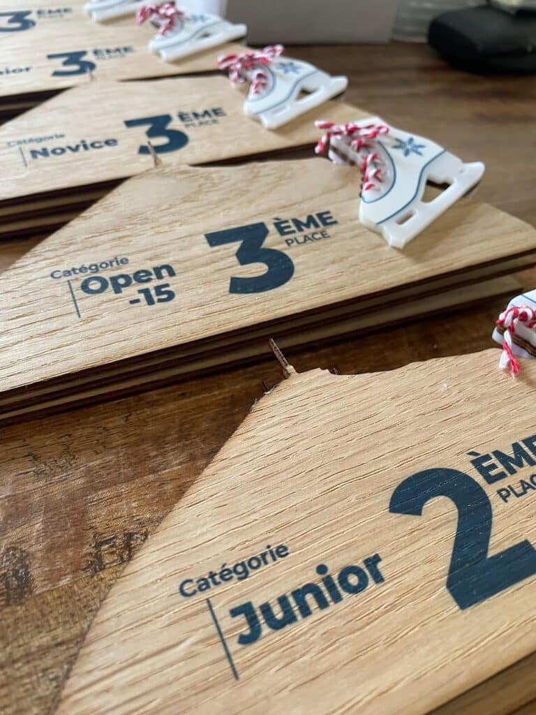 Assemblage du trophée avec une finition au lacet.