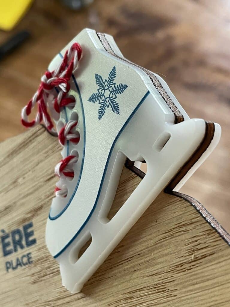 Détail du trophée avec lacet sur la botte