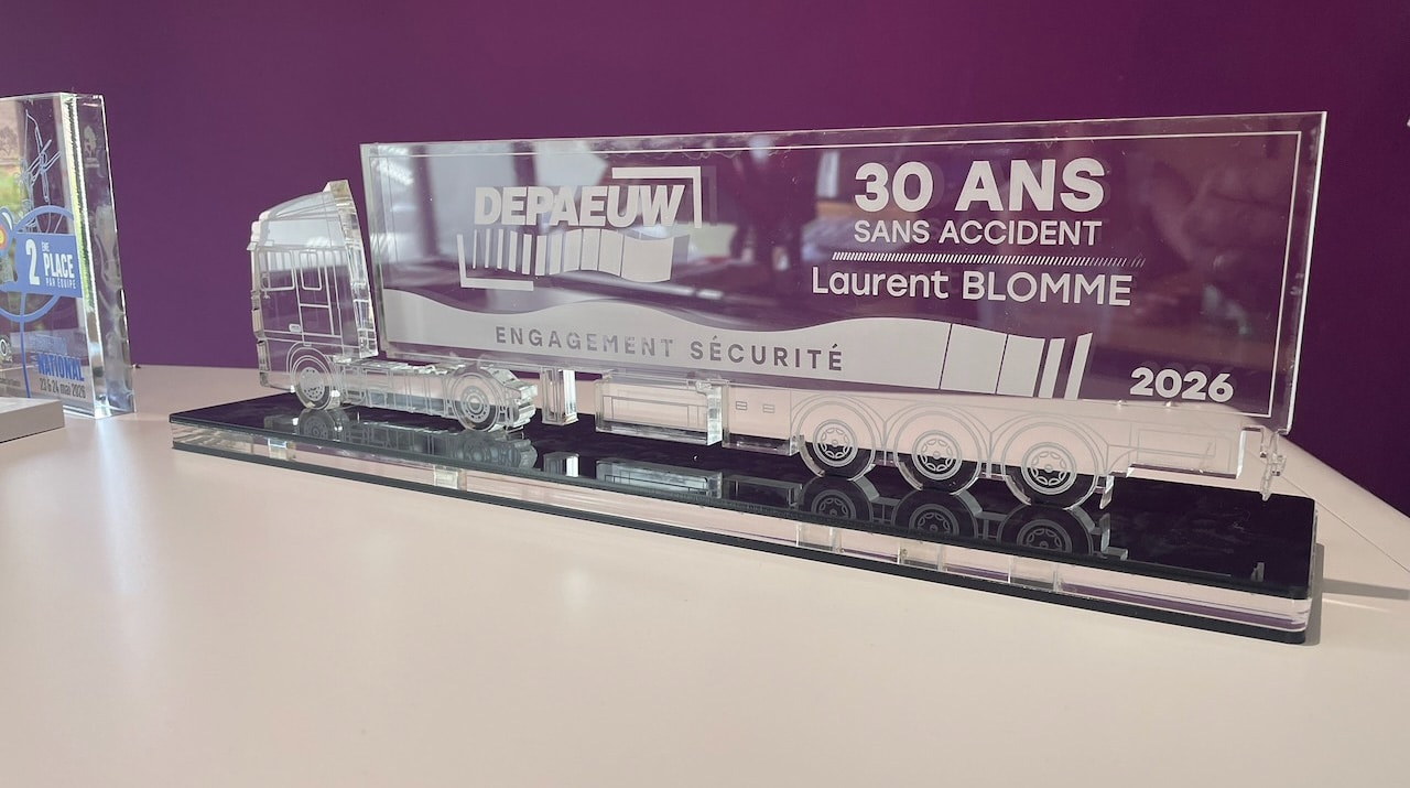Trophée d’entreprise personnalisé en plexiglas réalisé pour DEPAEUW
