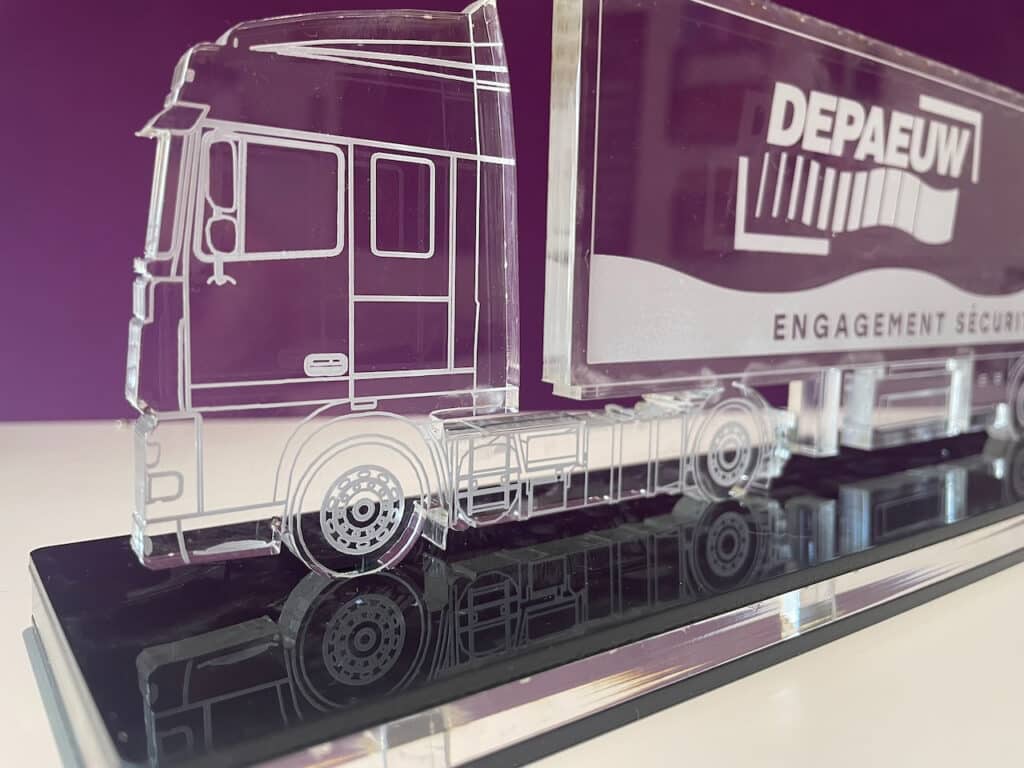 Trophée personnalisé en plexiglas réalisé pour l'entreprise DEPAEUW